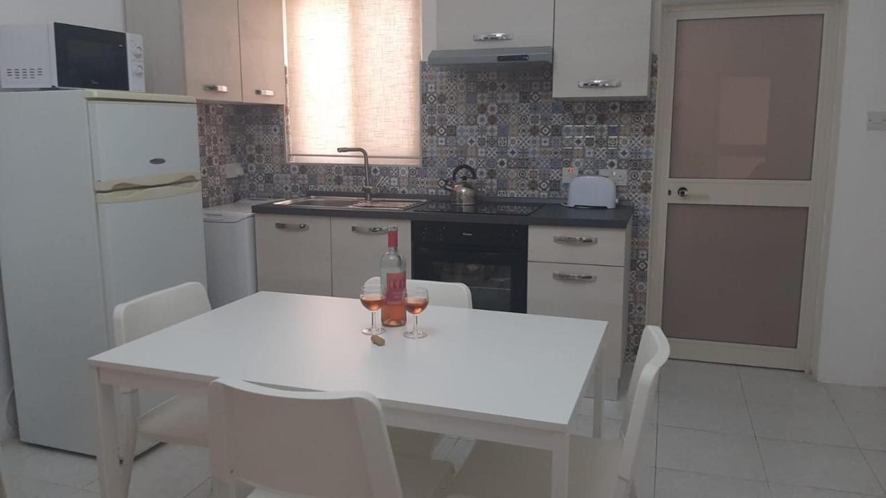 Your Basic Lodging Gozo Marsalforn Ngoại thất bức ảnh